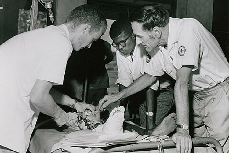 Krieg im nigerianischen Biafra: Vom IKRK entsandte Ärzte betreuen einen Verwundeten Krieg im nigerianischen Biafra: Vom IKRK entsandte Ärzte betreuen einen Verwundeten