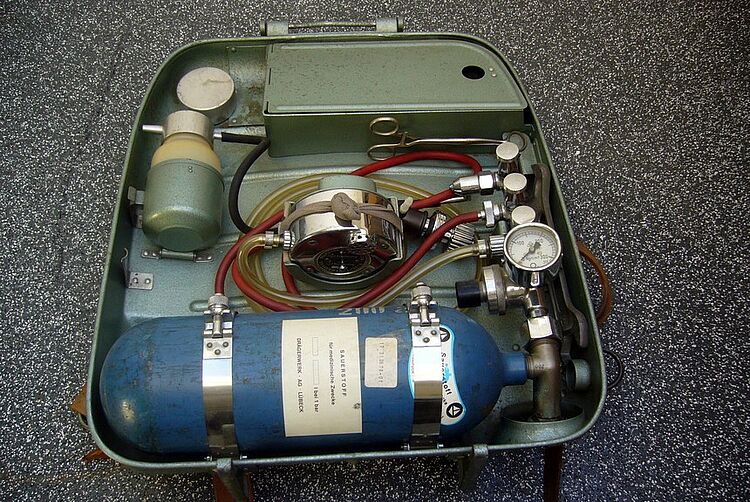 Instrumentarium zur Rettung von verschütteten Bergleuten: Koffer mit Beatmungsgerät (DRK KV Essen) Instrumentarium zur Rettung von verschütteten Bergleuten: Koffer mit Beatmungsgerät (DRK KV Essen)