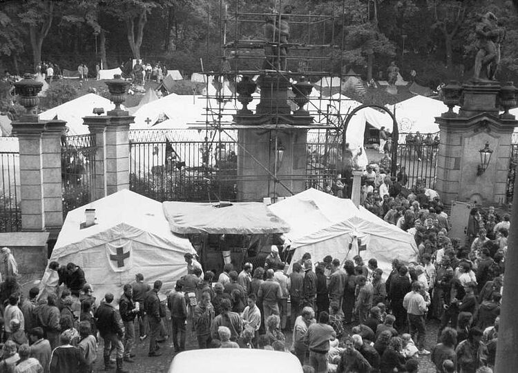 Aufenthalt von mehreren tausend Bürgern der DDR auf dem Gelände der Botschaft der BRD in Prag. Das DRK versorgt sie mit Essen und Hilfsgütern