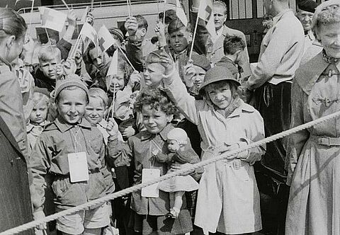 Kinder und eine Betreuerin vom DRK auf dem Flughafen Berlin-Tempelhof vor dem Abflug